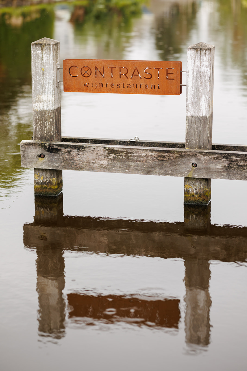 WijnrestaurantContraste-naambord-waterkant